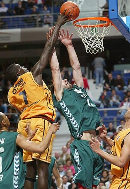 Savané(Gran Canaria) lucha por un balón con el ala-pivot del Unicaja, Jorge Garbajosa.
