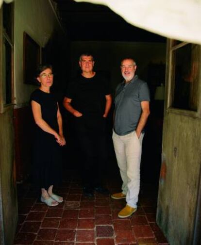 De izda. a dcha., Carmen Pigem, Rafael Aranda y Ramon Vilalta en la entrada de la sala principal de la masía. Los tres decidieron hace 30 años compartir estudio y proyectos en Olot, huyendo del epicentro de las ciudades: