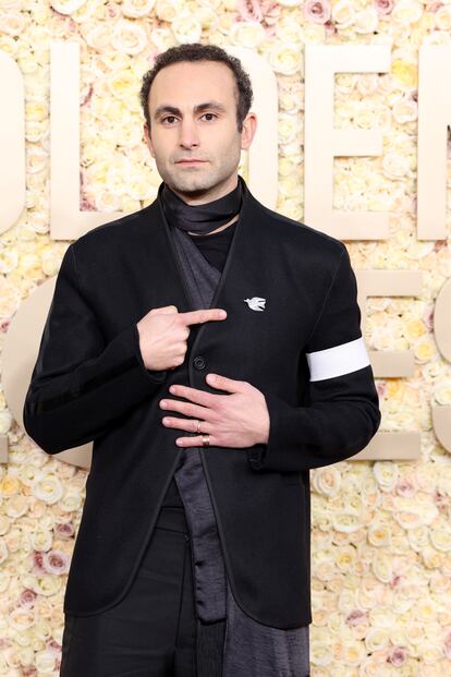 Khalid Abdalla, que interpreta a Dodi Al-Fayed en 'The Crown', uso la moda para hacer un alegato en favor de la paz.