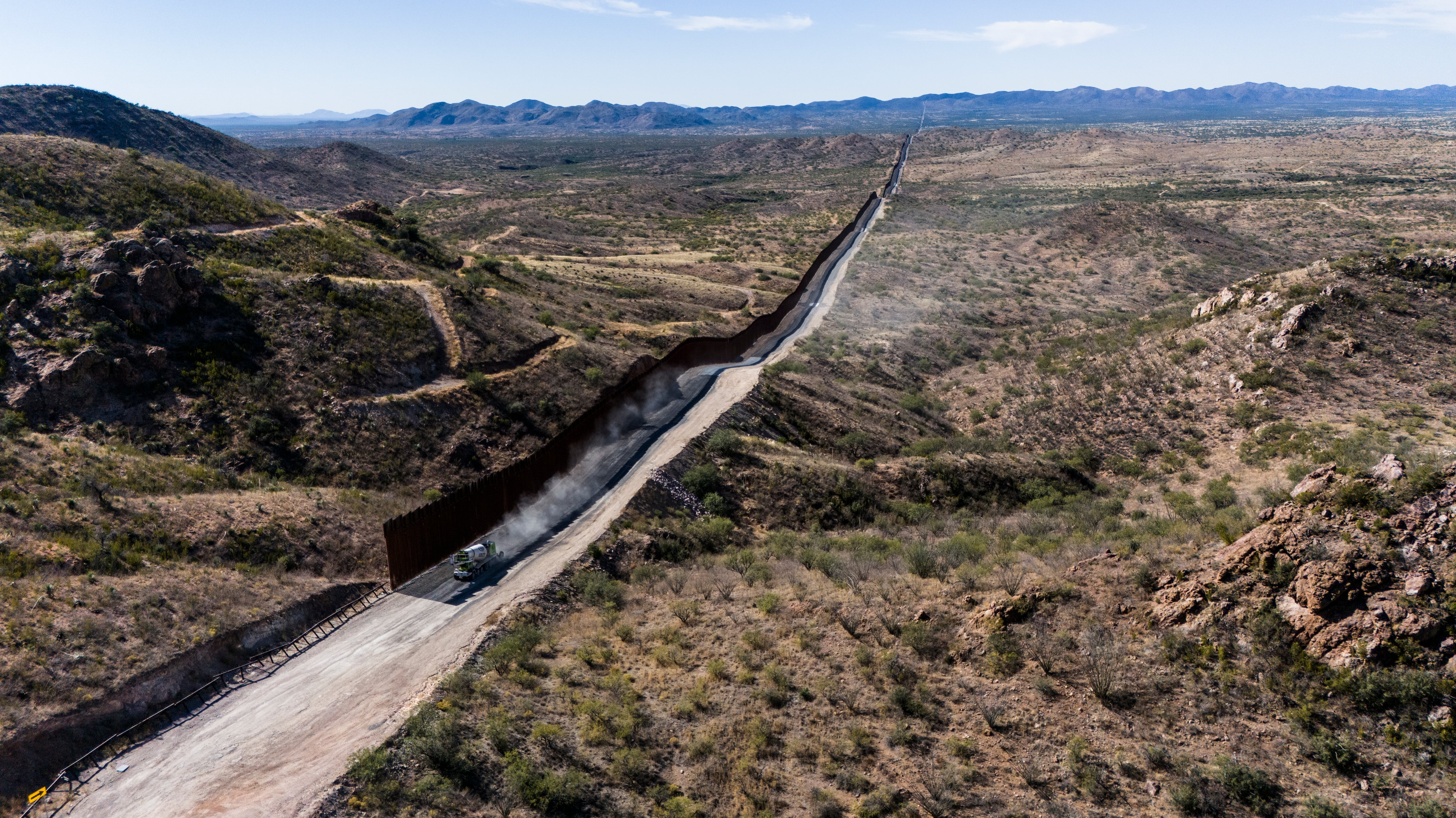 Imagen aérea desde el lado estadounidense del punto en el que termina el muro de Trump entre Arivaca y Nogales, en Arizona.