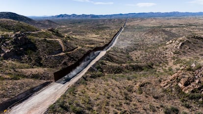 Imagen aérea desde el lado estadounidense del punto en el que termina el muro de Trump entre Arivaca y Nogales, en Arizona.