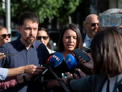 Pablo Iglesias e Irene Montero atienden a los periodistas este lunes a las puertas del juzgado, en Madrid.