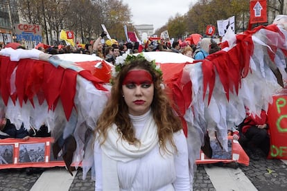 Varias manifestaciones recorrieron hoy las calles de París convocadas por las ONG para mostrar su desacuerdo con las conclusiones de la cumbre del clima de París (COP21), que consideran insuficientes para combatir el calentamiento climático. En la imagen, un activista se suma a la manifestación cerca del Arco del Triunfo.