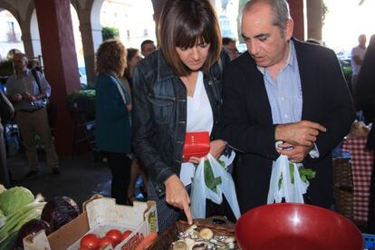 Idoia Mendia, junto a Iñaki Arriola, realizan compras en el mercado de Zumarraga antes de intervenir en un acto político en la sede local socialista.