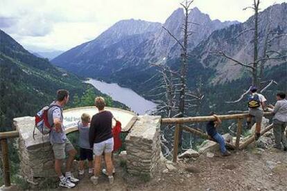 Excursionistas en el parque nacional de Aigüestortes, en Lleida.