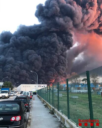 Vista general de l'incendi de l'empresa Derpin, a Montornès del Vallès. Els trens de les línies R2 i R8 de Rodalies no paren a l'estació de Montmeló per l'incendi.