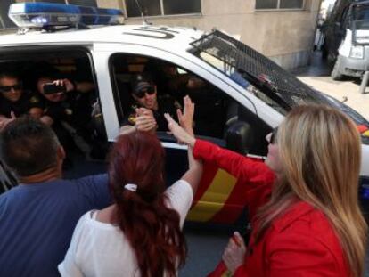 Dirigentes locales llaman a la calma a vecinos y policías, preocupados por la escalada de tensión