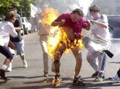 En la imagen, momento en el que el ex senador argentino se prende fuego.