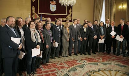 Ana Pastor y Alberto N&uacute;&ntilde;ez Feij&oacute;o, en el centro, junto a los representantes municipales tras la firma del convenio de rehabilitaci&oacute;n.