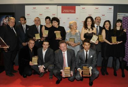 La actriz Charo López (en el centro), ayer en Bilbao con el resto de los galardonados con los Premios Ercilla.