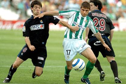 Joaquín intenta internarse entre dos jugadores de la Real.