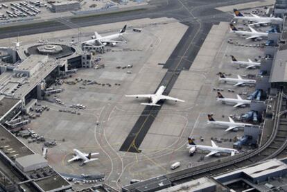 El aeropuerto de Francfort permaneció cerrado durante varios días a causa de la nube de ceniza del volcán islandés.