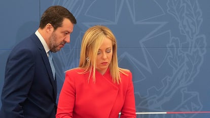 Giorgia Meloni, primera ministra de Italia, y su ministro Matteo Salvini, juntos en Roma en un acto del Gobierno en agosto de 2023.