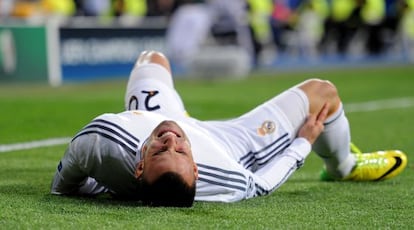 Jesé se duele en el suelo tras su grave lesión.