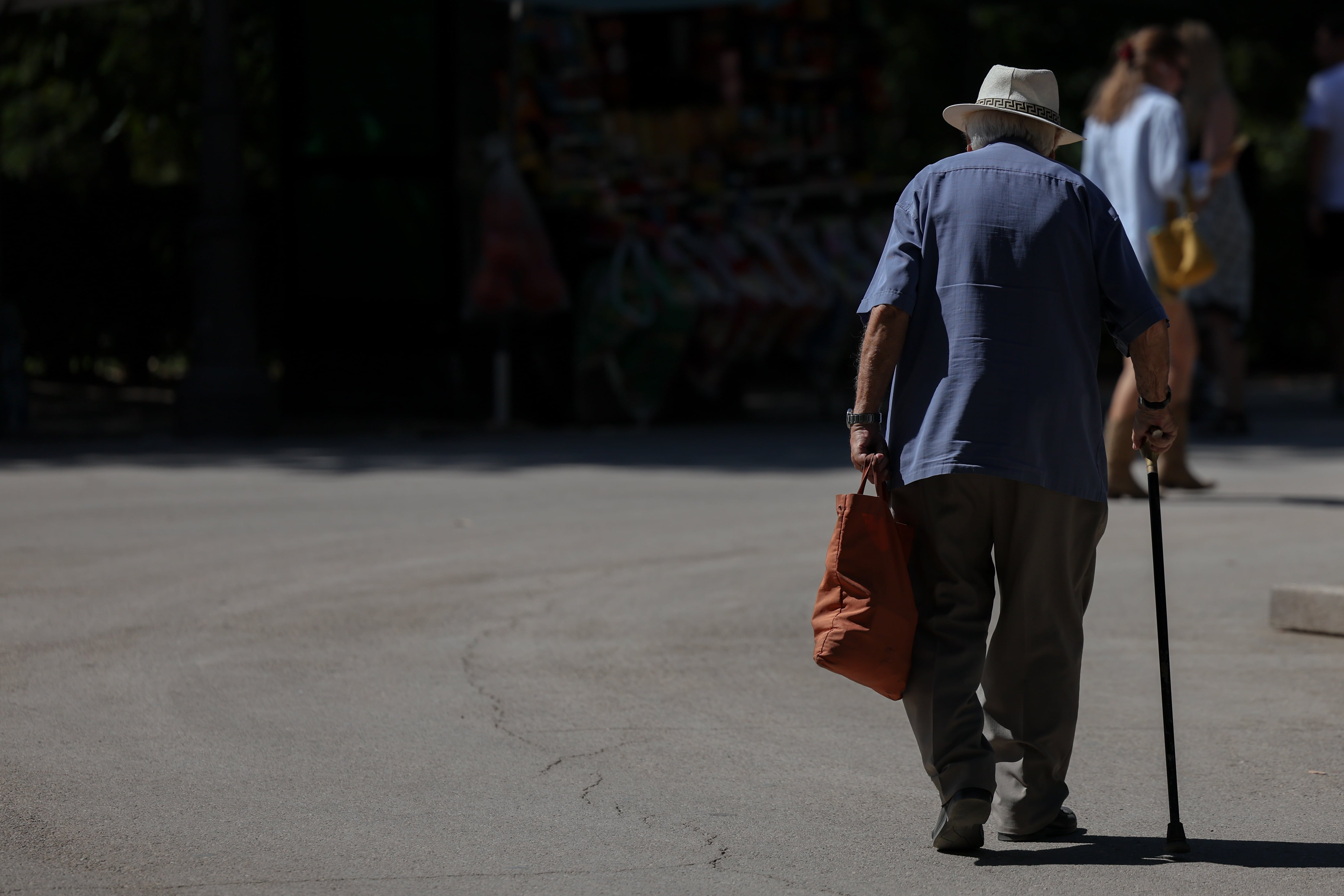 Un señor se apoya en un bastón para andar, este martes en Madrid. 