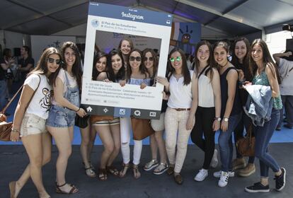 Un grupo de alumnas posa con el cartel de Instagram de El País de los Estudiantes.
