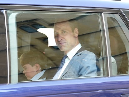 El príncipe Guillermo, acompañado de su hijo Luis, en un acto en Gales el pasado 3 de mayo.