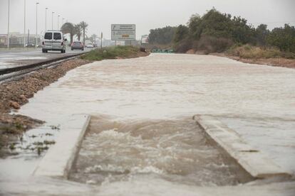 Carretera CV-905 que une Torrevieja con Benijofar afectada por el temporal de lluvia.
