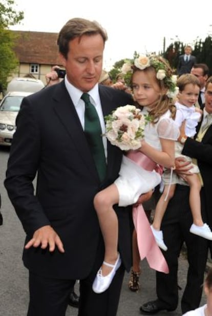 David Cameron con su hija Nancy, en 2009.