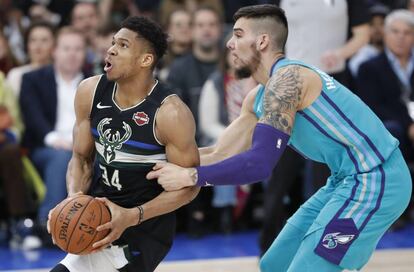 Antetokounmpo, sujetado por Willy Hernangómez.