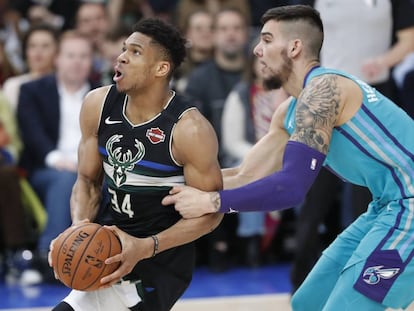 Antetokounmpo, sujetado por Willy Hernangómez.