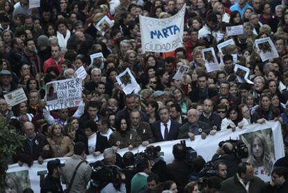 Los familiares de Marta del Castillo, junto al alcalde de Sevilla, Juan Ignacio Zoido (PP), al comienzo de la manifestación.