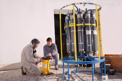 Ricardo Sánchez (l), a researcher at the Oceanographic Institute in Cádiz.