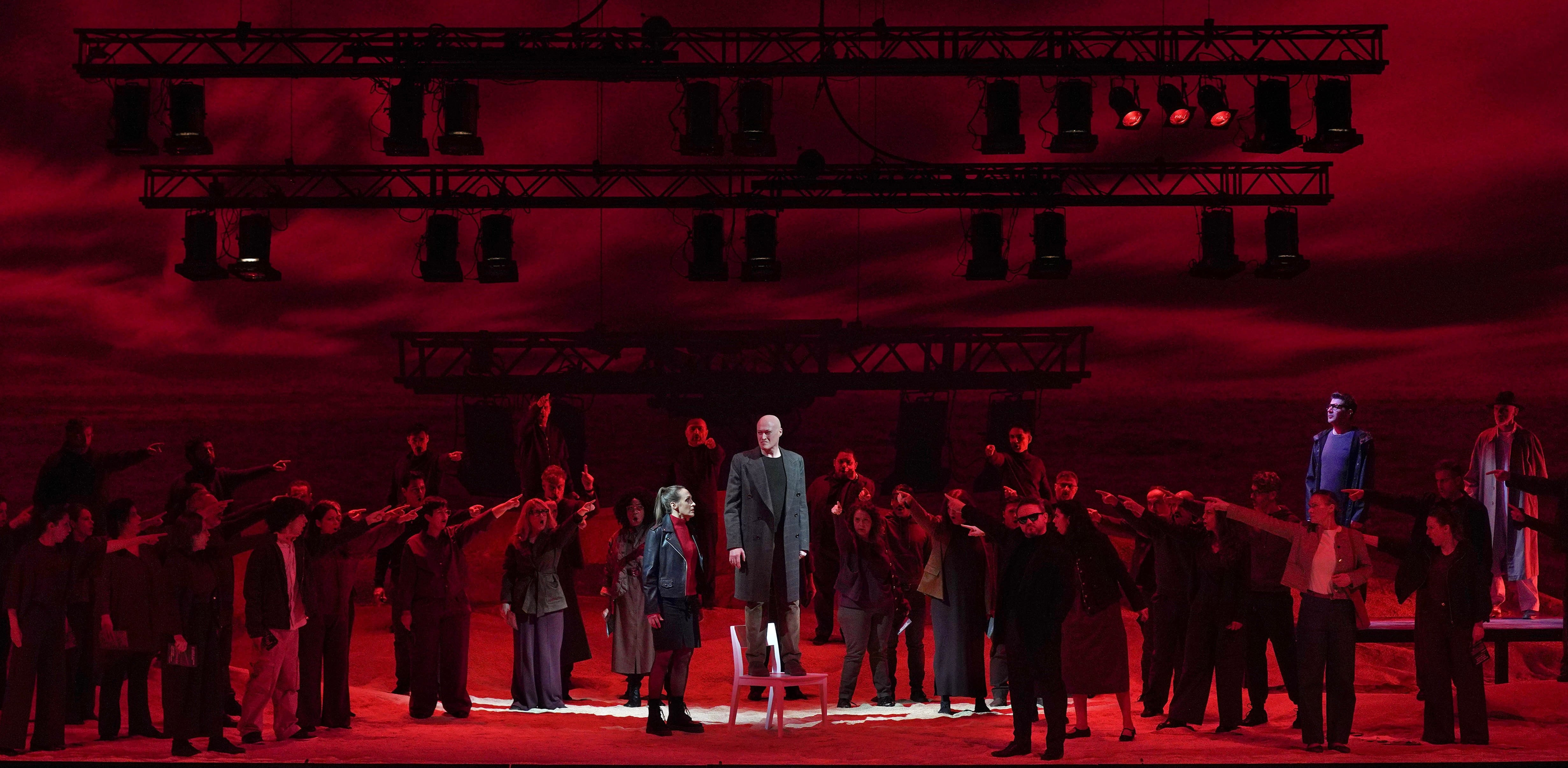 Un momento de la escena de la asamblea ciudadana en el segundo acto de ‘Enemigo del pueblo’ de Coll, el 12 de febrero en el Teatro Real.
