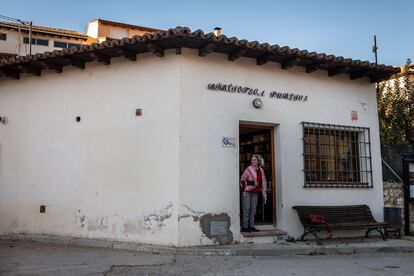 Carol Delgado (Guadalajara, 58 años) es la gestora de las bibliotecas rurales de Durón y Budia (Guadalajara). Durón tiene 100 habitantes  y Budia, 250. Considera que son un espacio para el  desarrollo.