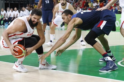 El jugador de la selección española olímpica de baloncesto, Nikola Mirotic (i) se disputa el balón contra Rudy Gobert de Francia.