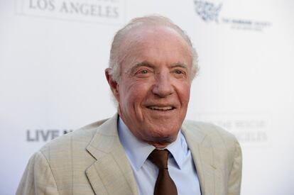 El actor James Caan, que pasó a la historia del cine al interpretar a Sonny en la saga 'El padrino', falleció en la noche del miércoles a los 82 años, informó este jueves su familia a través de su perfil de Twitter. El intérprete recibió una nominación al Oscar a mejor actor de reparto por su papel en la primera entrega de la triología dirigida por Francis Ford Coppola .