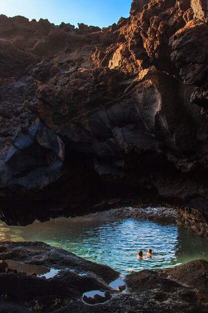 Dos bañistas en la piscina natural de El Hierro conocida como el Charzo Azul.