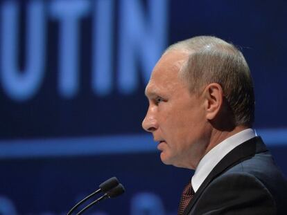 El presidente ruso Vladimir Putin da un discurso durante su turno en el vigésimo tercero congreso mundial de la energía en Estambul.