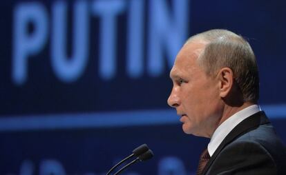 El presidente ruso Vladimir Putin da un discurso durante su turno en el vigésimo tercero congreso mundial de la energía en Estambul.