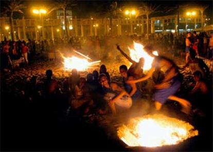 Trescientos mil valencianos han celebrado en la playa la llegada del verano.