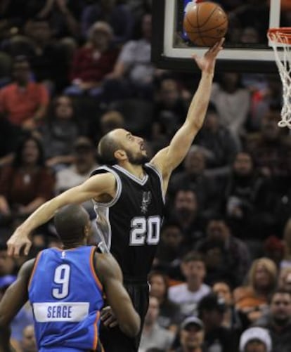 Ginóbili lanza a canasta ante Serge Ibaka, en su partido número 1.000 en la NBA.