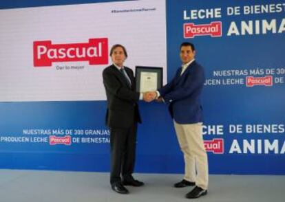 Tomás Pascual, presidente de Calidad Pascual, recibe el certificado de manos de Javier Muñoz, director de Operaciones de Conformidad de AENOR.