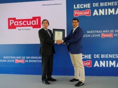 Tomás Pascual, presidente de Calidad Pascual, recibe el certificado de manos de Javier Muñoz, director de Operaciones de Conformidad de AENOR.