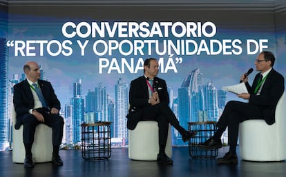 Felipe Chapman, ministro de Economía y Finanzas de Panamá;   Javier Martínez-Acha, canciller de Panamá y Jan Martínez-Ahrens, director de El País América.