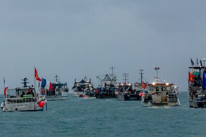 Barcos pesqueros franceses protestaban el jueves frente a la costa de la isla de Jersey.