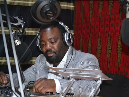 El escritor Shadreck Chikoti, durante la retransmisión de su programa de radio.