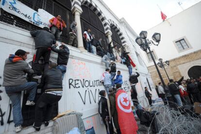 Manifestantes se enfrentan a la policía ante la sede del Gobierno en Túnez.