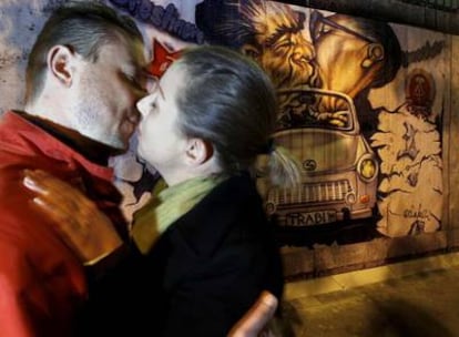 Mural que recubre estos días la Embajada de Alemania y que reproduce los <i>graffitis</i> del muro de Ber
lín.