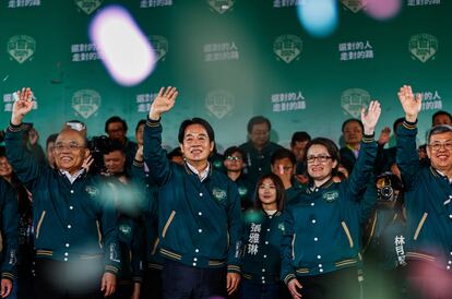 El ganador de las elecciones de Taiwán, Lai Ching-te (en el centro), celebraba la victoria junto a miembros de su lista, en Taipéi, el sábado.