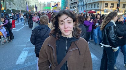 Júlia Real, de 19 años, el viernes en la manifestación convocada por la Asamblea Feminista en Valencia. 