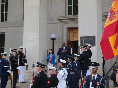 La ministra de Defensa, Margarita Robles, y su homólogo estadounidense,  Lloyd Austin, a la entrada del Pentágono.