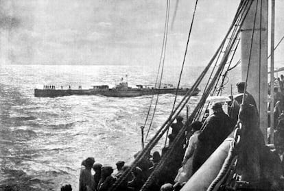 Un submarino alem&aacute;n inspecciona el transatl&aacute;ntico espa&ntilde;ol Infanta Isabel de Borb&oacute;n frente a C&aacute;diz en marzo de 1918.