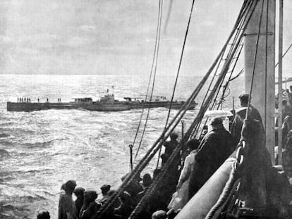 Un submarino alem&aacute;n inspecciona el transatl&aacute;ntico espa&ntilde;ol Infanta Isabel de Borb&oacute;n frente a C&aacute;diz en marzo de 1918.