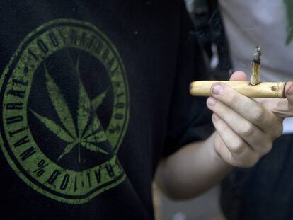 Un hombre fuma marihuana en una marcha frente al Palacio Legislativo en Montevideo a favor de la legalización de la marihuana, el 10 de diciembre de 2013.