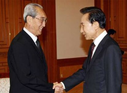 El presidente surcoreano, Lee Myun-bak (derecha), saluda al enviado norcoreano, Kim Ki-nam, en el palacio presidencial de Seúl.